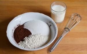 Preparazione Torta alla vaniglia con fragole e cioccolato - Fase 1