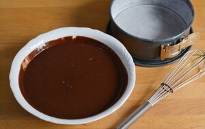 Preparazione Torta alla vaniglia con fragole e cioccolato - Fase 2