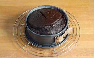 Preparazione Torta alla vaniglia con fragole e cioccolato - Fase 3