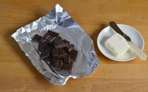 Preparazione Torta alla vaniglia con fragole e cioccolato - Fase 4