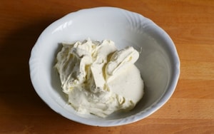 Preparazione Torta alla vaniglia con fragole e cioccolato - Fase 5