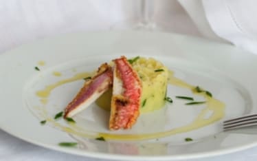 Triglie con patate schiacciate ed erba cipollina