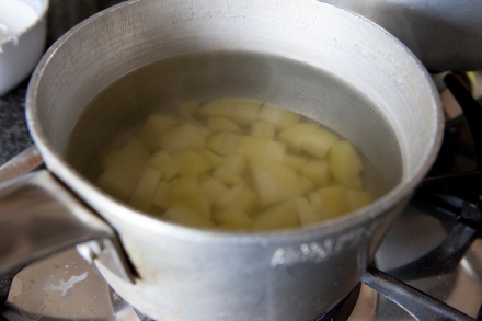Preparazione Triglie con patate schiacciate ed erba cipollina - Fase 1 Preparazione Triglie con patate schiacciate ed erba cipollina - Fase 1