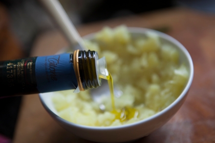 Preparazione Triglie con patate schiacciate ed erba cipollina - Fase 3 Preparazione Triglie con patate schiacciate ed erba cipollina - Fase 3