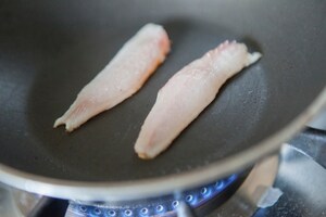 Preparazione Triglie con patate schiacciate ed erba cipollina - Fase 4