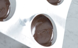Preparazione Uova di Pasqua di cioccolato - Fase 1