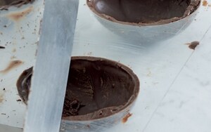 Preparazione Uova di Pasqua di cioccolato - Fase 3