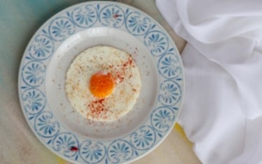 Uovo al tegamino con pane fritto e polvere Tandoori