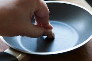 Preparazione Uovo al tegamino con pane fritto e polvere Tandoori - Fase 1