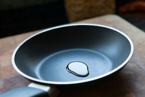 Preparazione Uovo al tegamino con pane fritto e polvere Tandoori - Fase 1