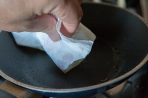 Preparazione Uovo al tegamino con pane fritto e polvere Tandoori - Fase 2