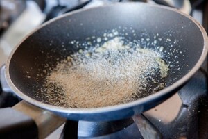 Preparazione Uovo al tegamino con pane fritto e polvere Tandoori - Fase 2