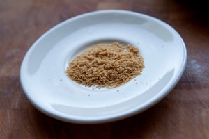 Preparazione Uovo al tegamino con pane fritto e polvere Tandoori - Fase 3