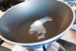 Preparazione Uovo al tegamino con pane fritto e polvere Tandoori - Fase 3