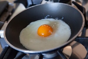 Preparazione Uovo al tegamino con pane fritto e polvere Tandoori - Fase 4