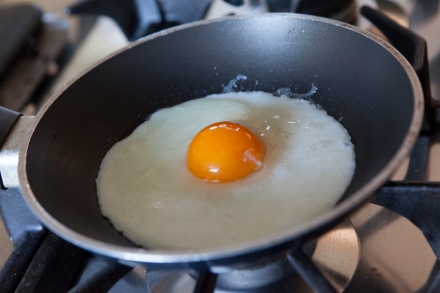Preparazione Uovo al tegamino con pane fritto e polvere Tandoori - Fase 4 Preparazione Uovo al tegamino con pane fritto e polvere Tandoori - Fase 4