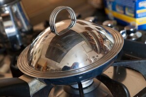 Preparazione Uovo al tegamino con pane fritto e polvere Tandoori - Fase 4