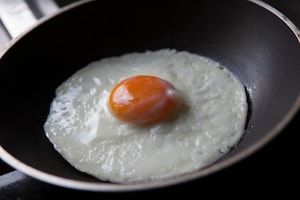 Preparazione Uovo al tegamino con pane fritto e polvere Tandoori - Fase 5