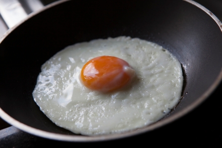 Preparazione Uovo al tegamino con pane fritto e polvere Tandoori - Fase 5 Preparazione Uovo al tegamino con pane fritto e polvere Tandoori - Fase 5