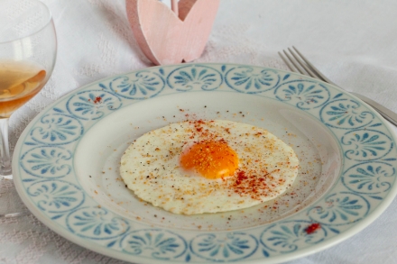 Preparazione Uovo al tegamino con pane fritto e polvere Tandoori - Fase 5 Preparazione Uovo al tegamino con pane fritto e polvere Tandoori - Fase 5