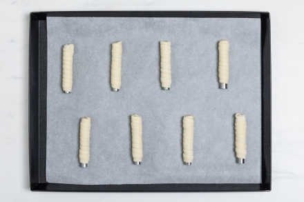 Preparazione Cannoncini alla crema pasticcera - Fase 2 Preparazione Cannoncini alla crema pasticcera - Fase 2