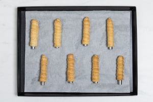 Preparazione Cannoncini alla crema pasticcera - Fase 3