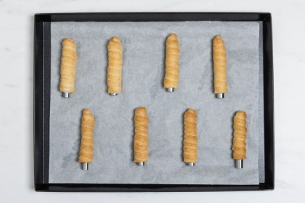 Preparazione Cannoncini alla crema pasticcera - Fase 3 Preparazione Cannoncini alla crema pasticcera - Fase 3