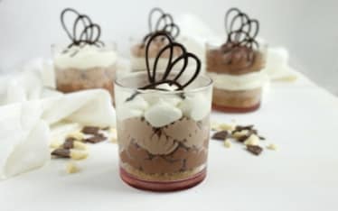 Cheesecake al cioccolato nel bicchiere 