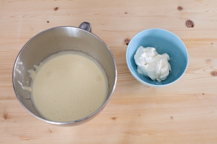 Preparazione Ciambella al mascarpone e cioccolato - Fase 1 Preparazione Ciambella al mascarpone e cioccolato - Fase 1