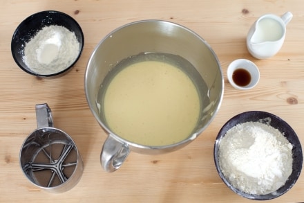 Preparazione Ciambella al mascarpone e cioccolato - Fase 2 Preparazione Ciambella al mascarpone e cioccolato - Fase 2