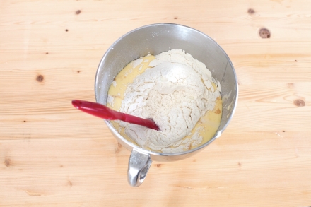 Preparazione Ciambella al mascarpone e cioccolato - Fase 2 Preparazione Ciambella al mascarpone e cioccolato - Fase 2