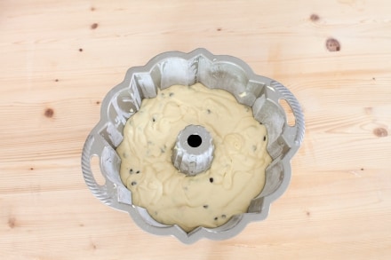 Preparazione Ciambella al mascarpone e cioccolato - Fase 3 Preparazione Ciambella al mascarpone e cioccolato - Fase 3