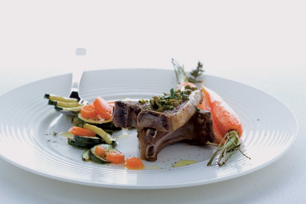 Costolette di carré d’agnello con zucchine e carote ricetta