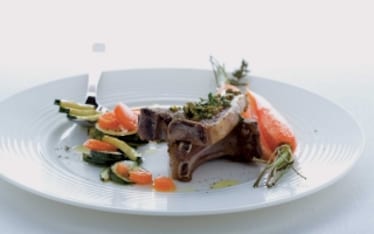 Costolette di carré d’agnello con zucchine e carote
