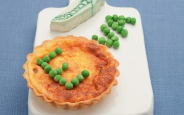 Crostatine di piselli, prosciutto e cipollotti