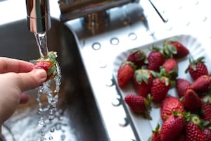 Preparazione Fragole al cioccolato bianco e pistacchi - Fase 1