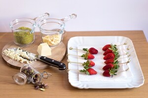 Preparazione Fragole al cioccolato bianco e pistacchi - Fase 2