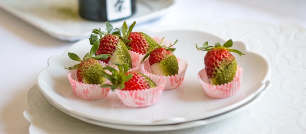 Fragole al cioccolato bianco e tè Matcha ricetta