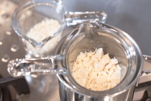 Preparazione Fragole al cioccolato bianco e tè Matcha - Fase 1