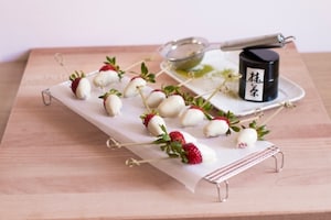 Preparazione Fragole al cioccolato bianco e tè Matcha - Fase 2