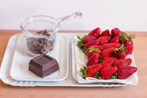 Preparazione Fragole al cioccolato fondente - Fase 1