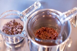 Preparazione Fragole al cioccolato fondente - Fase 1