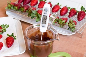 Preparazione Fragole al cioccolato fondente - Fase 2