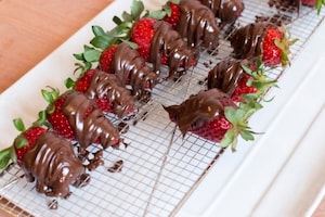 Preparazione Fragole al cioccolato fondente - Fase 3