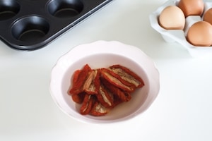 Preparazione Frittatine ai pomodori secchi, pecorino e timo - Fase 1