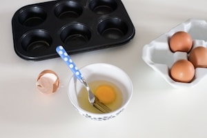 Preparazione Frittatine ai pomodori secchi, pecorino e timo - Fase 2