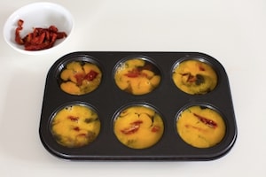 Preparazione Frittatine ai pomodori secchi, pecorino e timo - Fase 4