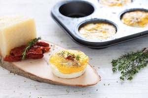 Preparazione Frittatine ai pomodori secchi, pecorino e timo - Fase 6