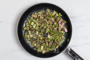 Preparazione Garganelli con asparagi e prosciutto crudo - Fase 3