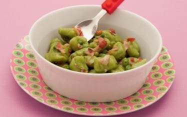 Gnocchi di piselli con briciole di pancetta croccante
